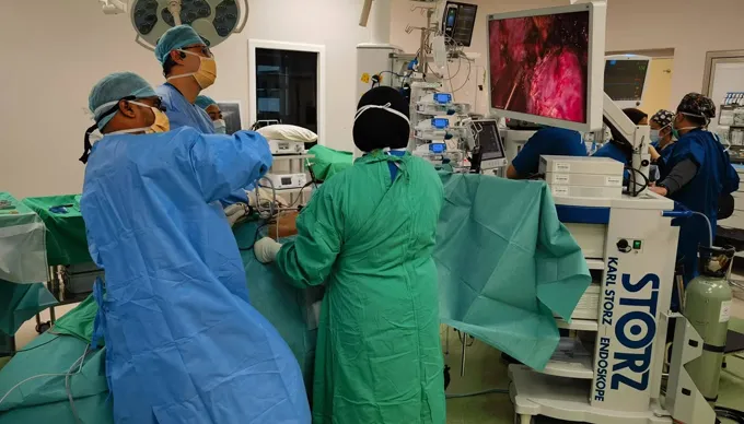 Chirurgia toracica di successo sui rifugiati mediorientali in ospedale Serdang con cucitrici endoscopiche CAK